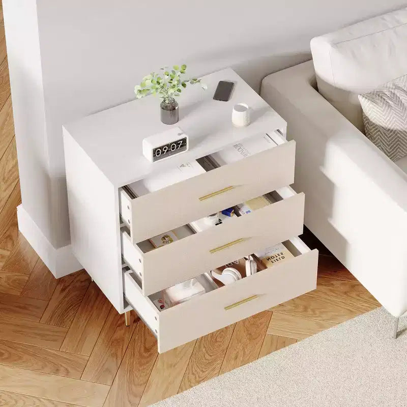 Commode 3 tiroirs avec poignées et pieds dorés, table de chevet en bois avec surface texturée de lin, commode blanche, table d'appoint de rangement