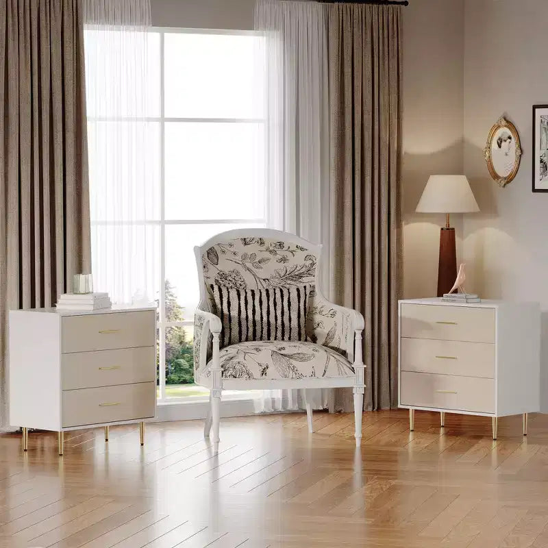 Commode 3 tiroirs avec poignées et pieds dorés, table de chevet en bois avec surface texturée de lin, commode blanche, table d'appoint de rangement