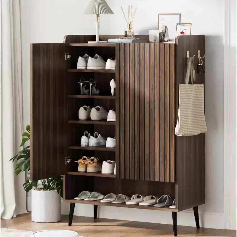 Meuble à chaussures avec 2 portes et étagères réglables, organisateur de chaussures moderne à 6 niveaux avec crochets supplémentaires pour couloir, entrée, salon