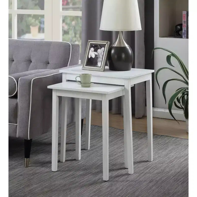 Table d'appoint à trois niveaux Belmont avec tiroir de rangement dissimulé, étagères ouvertes et poignée en nickel, parfaite pour organiser les accessoires